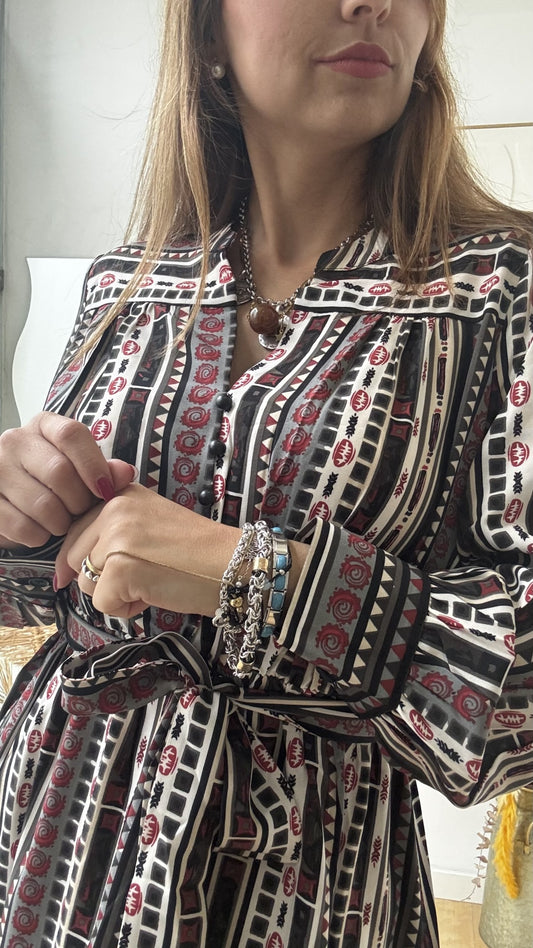 Vestido comprido com estampado geométrico em preto, cru e vermelho