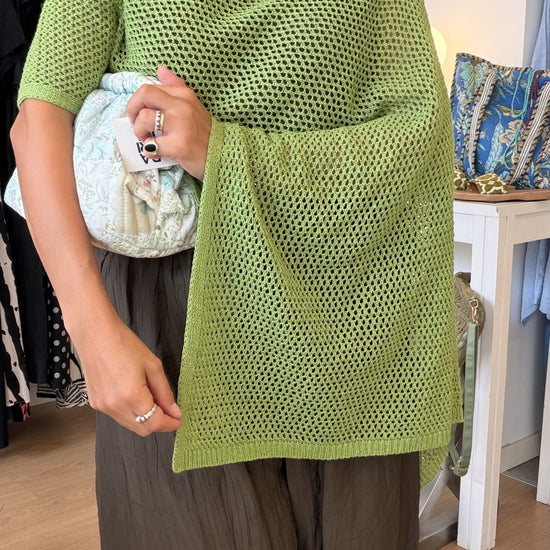Capa em malha perfurada verde-lima com corte desigual