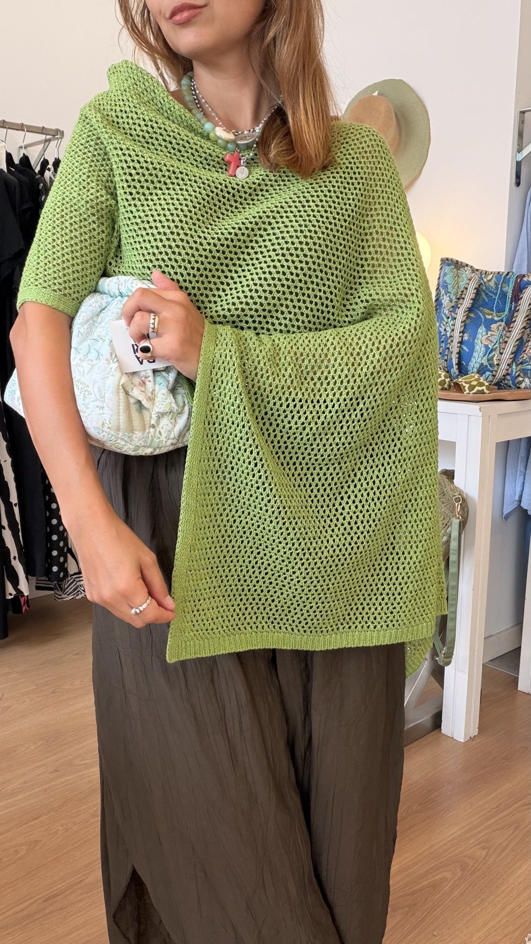 Capa em malha perfurada verde-lima com corte desigual