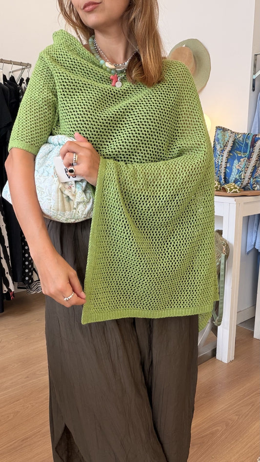 Capa em malha perfurada verde-lima com corte desigual