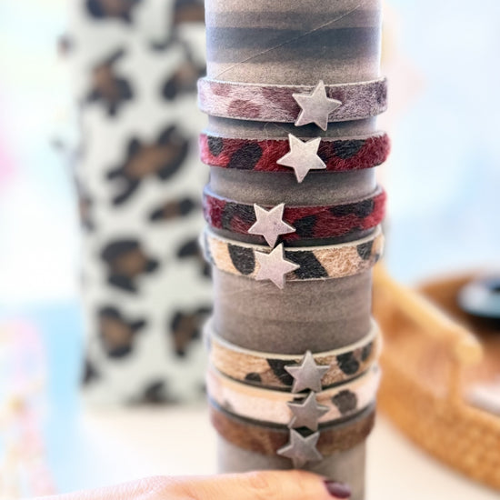 Pulseiras em imitação de pele com estrela prateada