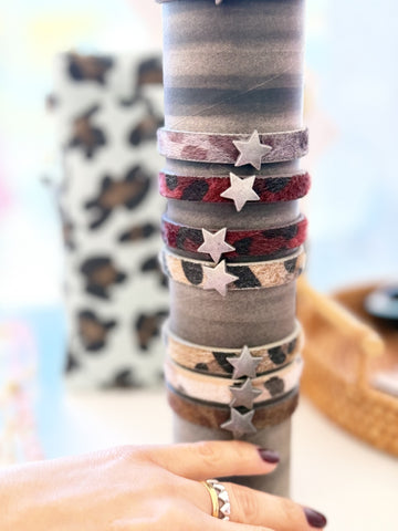 Pulseiras em imitação de pele com estrela prateada