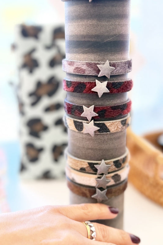 Pulseiras em imitação de pele com estrela prateada