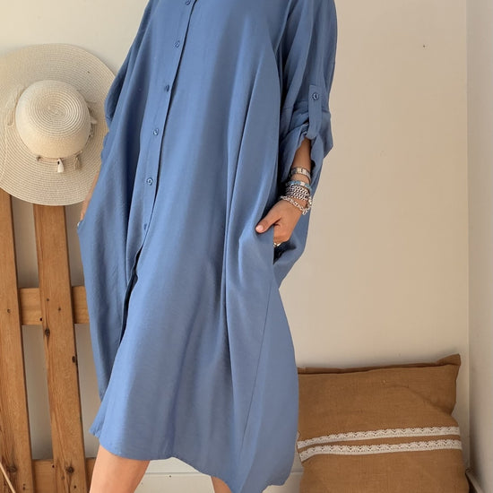 Vestido camiseiro azul de corte solto com bolsos