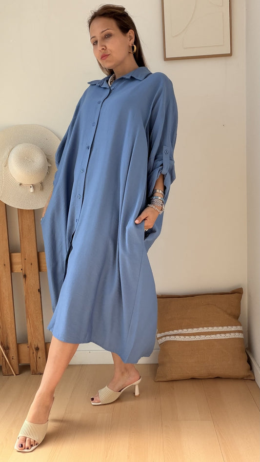 Vestido camiseiro azul de corte solto com bolsos