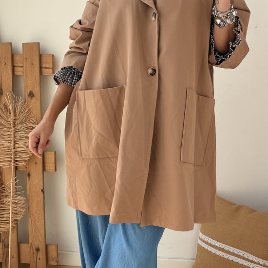 Casaco curto estilo trench em camel com gola de lapela