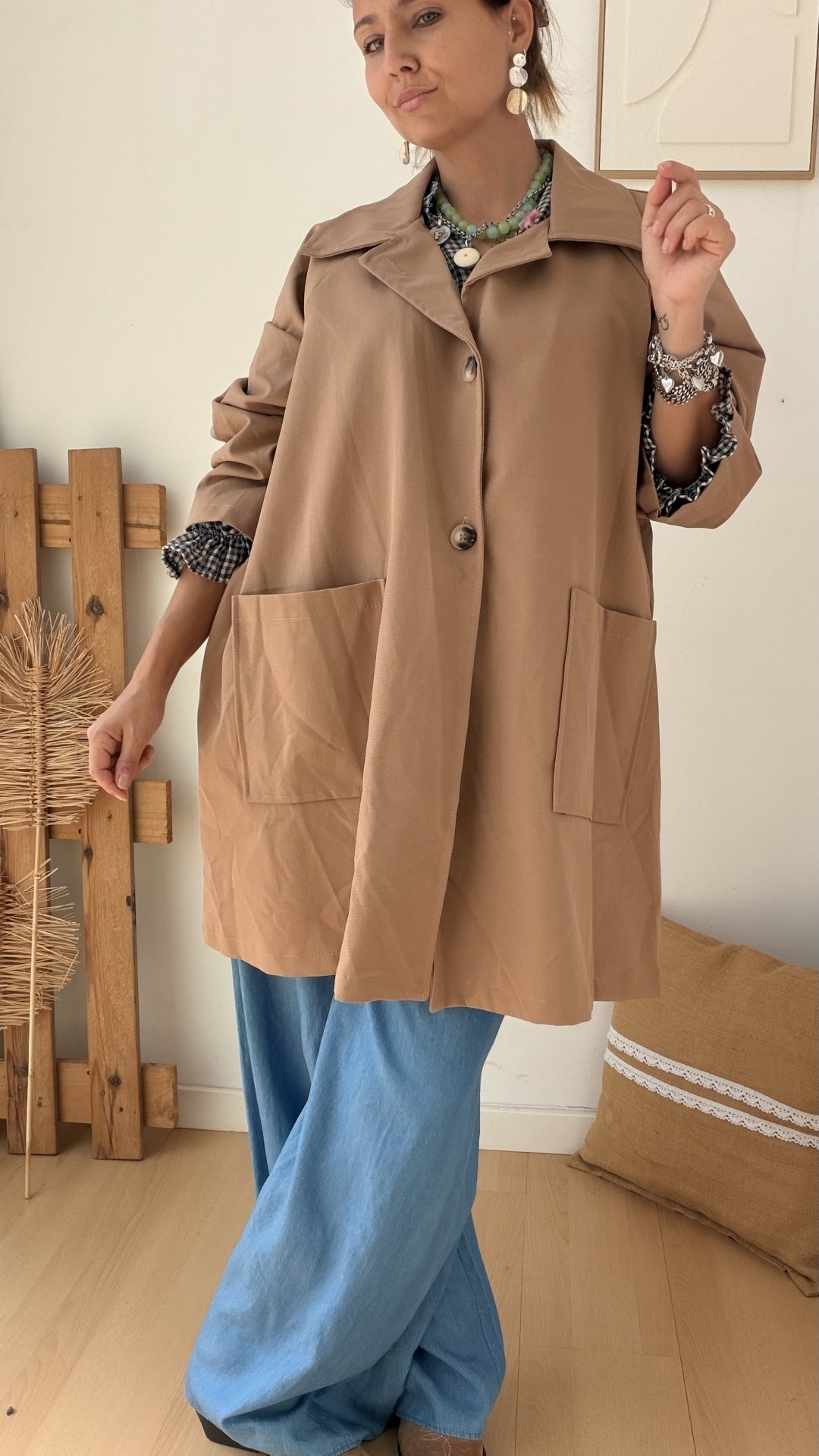 Casaco curto estilo trench em camel com gola de lapela