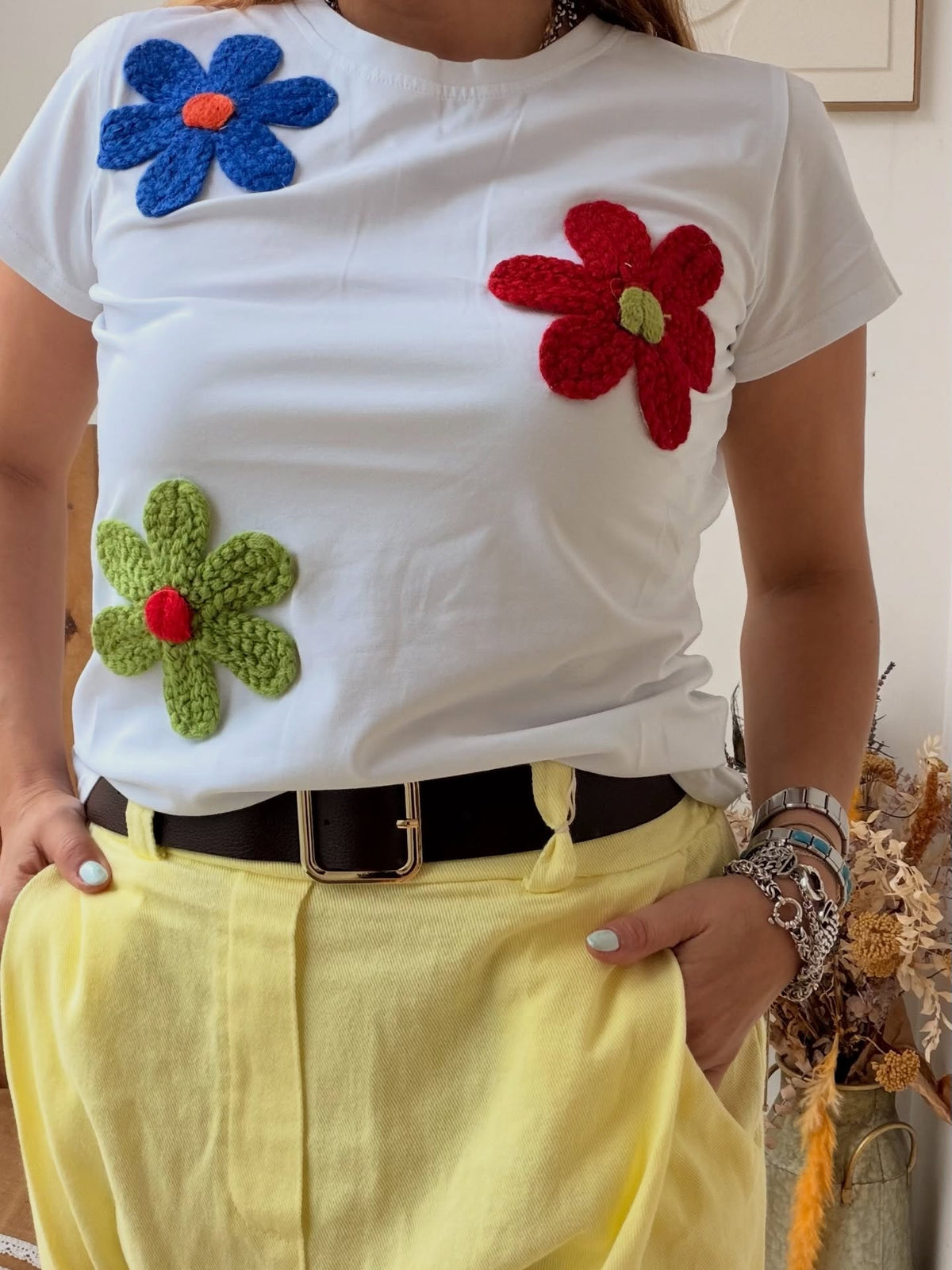 T-shirt branca com flores em crochet aplicadas