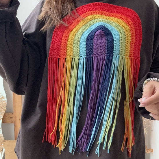 Camisola castanho-escura com arco-íris em crochet e franjas