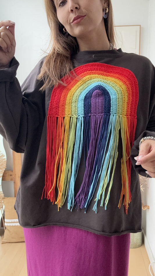 Camisola castanho-escura com arco-íris em crochet e franjas