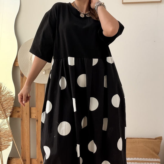 Vestido comprido preto com bolas grandes brancas