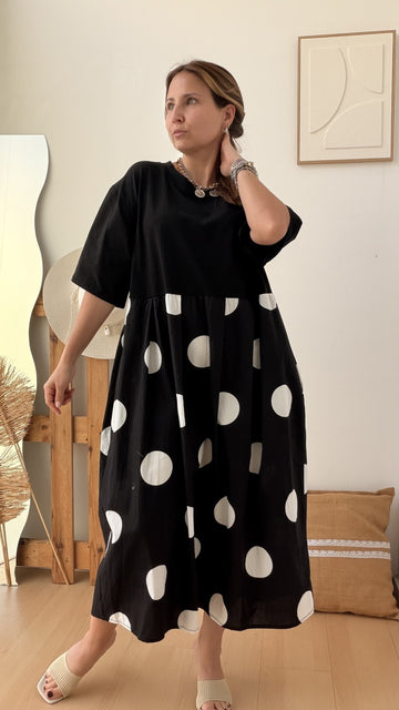 Vestido comprido preto com bolas grandes brancas