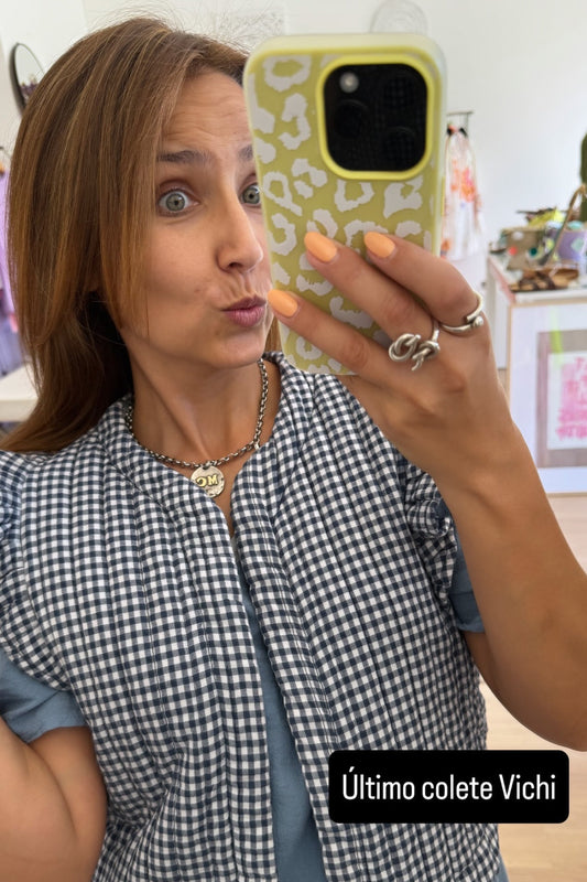 Colete curto estilo bolero com padrão vichy preto e branco