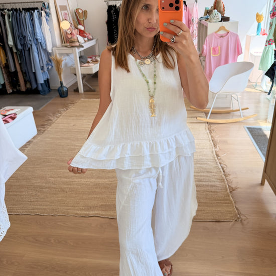 Top branco em linho com folho na bainha