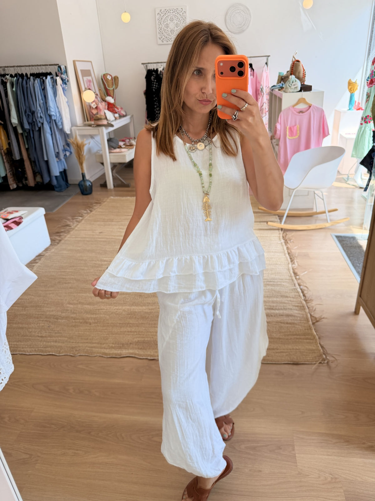 Top branco em linho com folho na bainha