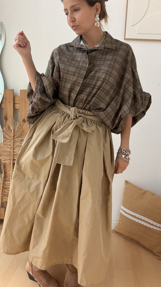 Blusa com padrão tartan e botões escondidos