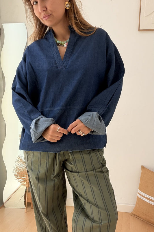Blusa em denim leve azul-escuro com decote em V