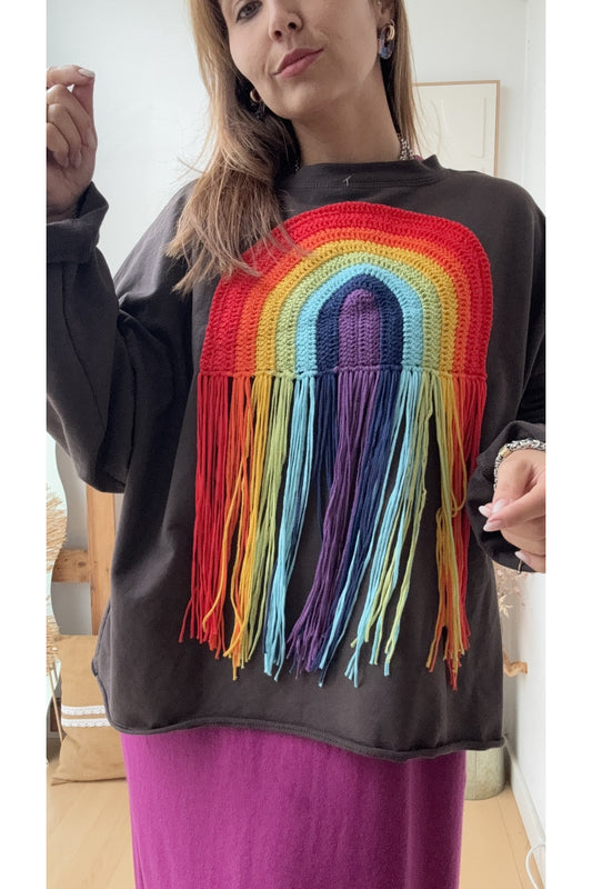 Camisola castanho-escura com arco-íris em crochet e franjas